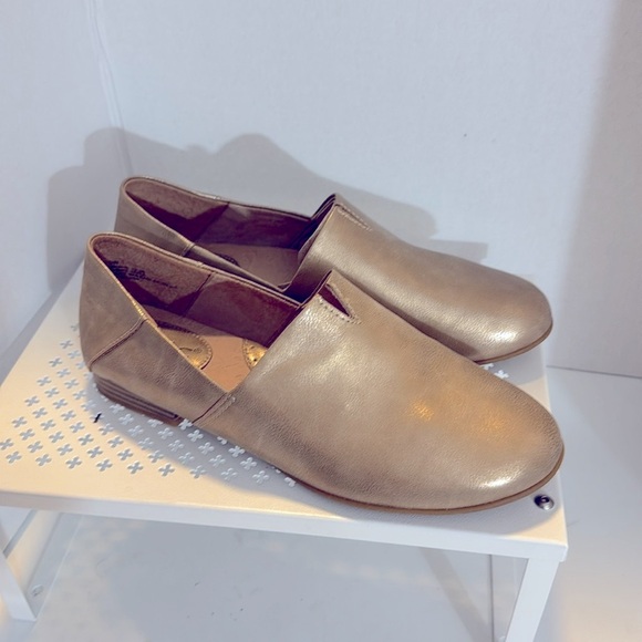 b.o.c Gold Slip-On Women's Shoes Size 9.5 Wide Loafer Style Rubber Sole - Picture 4 of 8